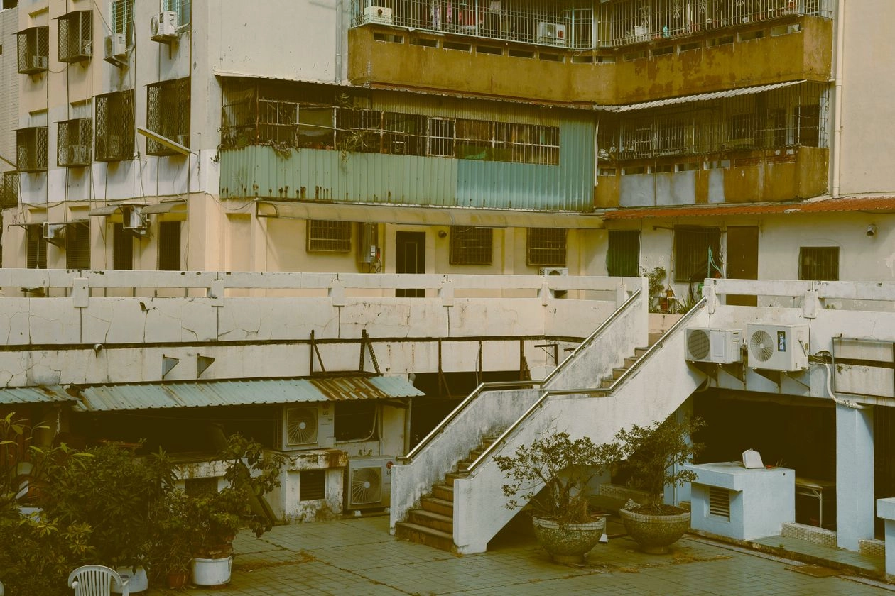 台灣巷弄裡的老舊公寓建物，屋齡高的房屋申請老屋貸款前要先確認結構與屋況