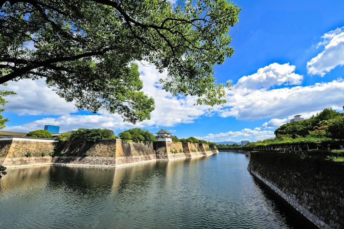 大阪城護城河石牆本身也是壯麗景色之一