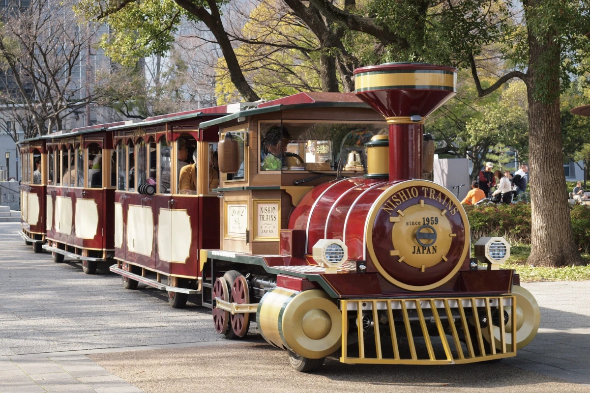 大阪城公園內有小火車接駁