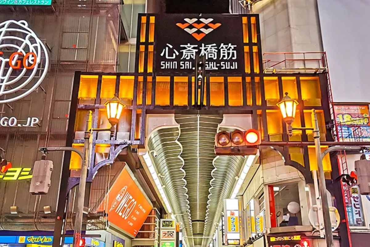 心齋橋是大阪最熱門的購物與娛樂中心，源自江戶時代橫跨長堀川的橋樑，如今已蛻變為全長約600公尺的遮蓋式商店街。