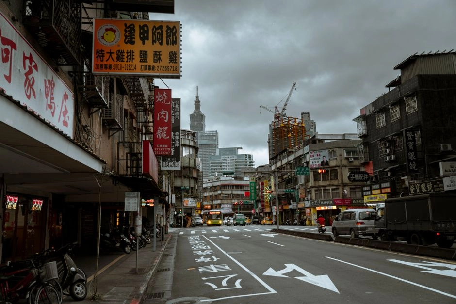 中壢城市街景，繁忙的商圈展現在地經濟活力