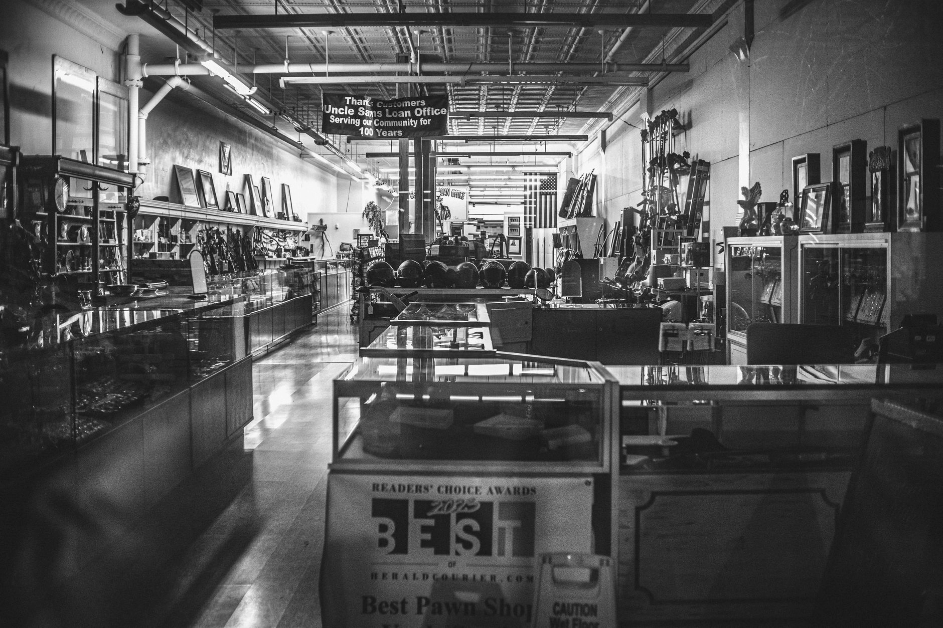 台中當舖店內陳列各式典當物品，象徵合法當舖借款管道
