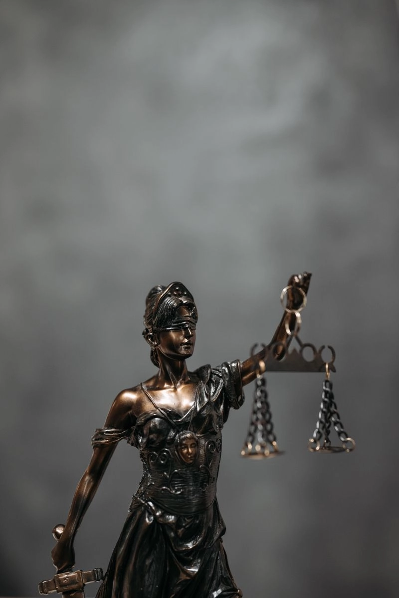正義女神銅像手持天秤，象徵法律保護與借款人的合法權益