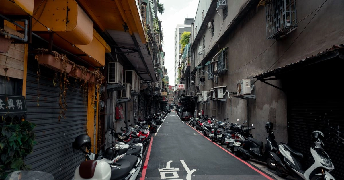 機車貸款繳款後停放路邊的機車