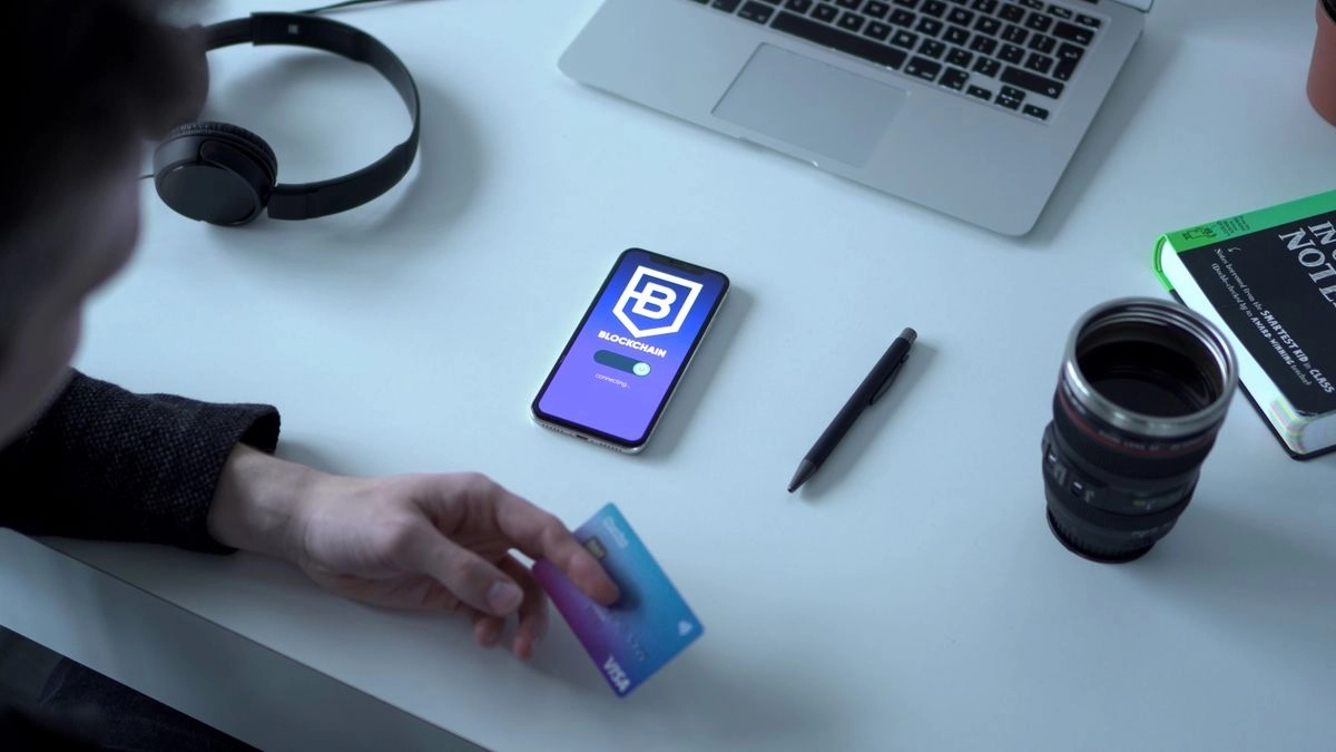 深夜使用手機與數位銀行 App 完成線上借款申請與轉帳
