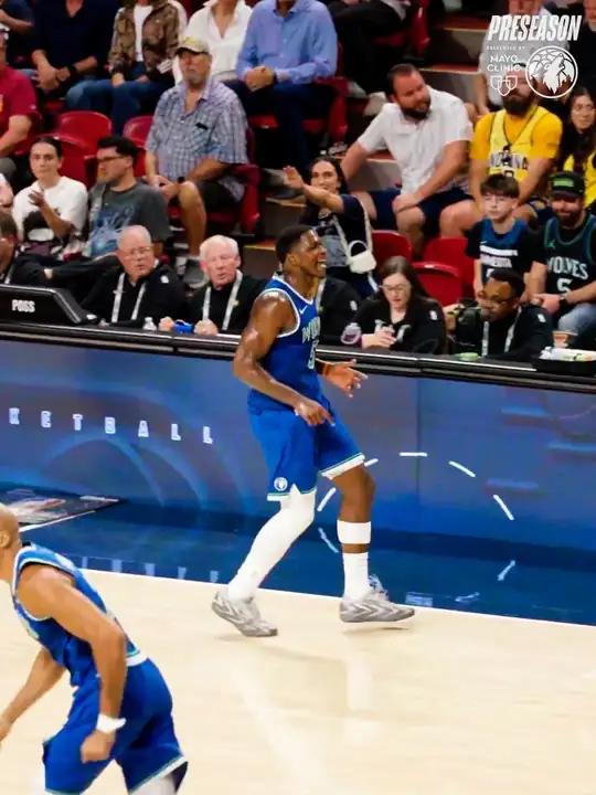 灰狼官方 Instagram 貼文：身穿灰狼藍色 5 號球衣的 Anthony Edwards 在場邊張開雙臂，背景是 Hilton Coliseum 的觀眾…
