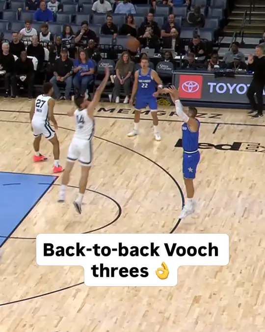 魔術官方 Instagram 貼文：身穿魔術藍色細條紋球衣的 Nikola Vucevic 在 FedExForum 三分線外出手，灰熊 14 號 Zach …