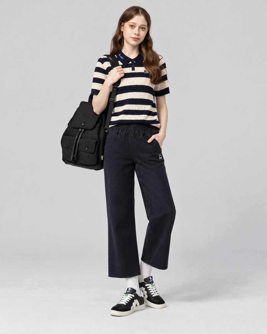 條紋上衣穿搭 Look 2 俐落通勤：冰絲 POLO 針織短 T、水洗鬆緊牛仔寬褲、經典再現 復古德訓鞋、防潑水翻蓋後背包