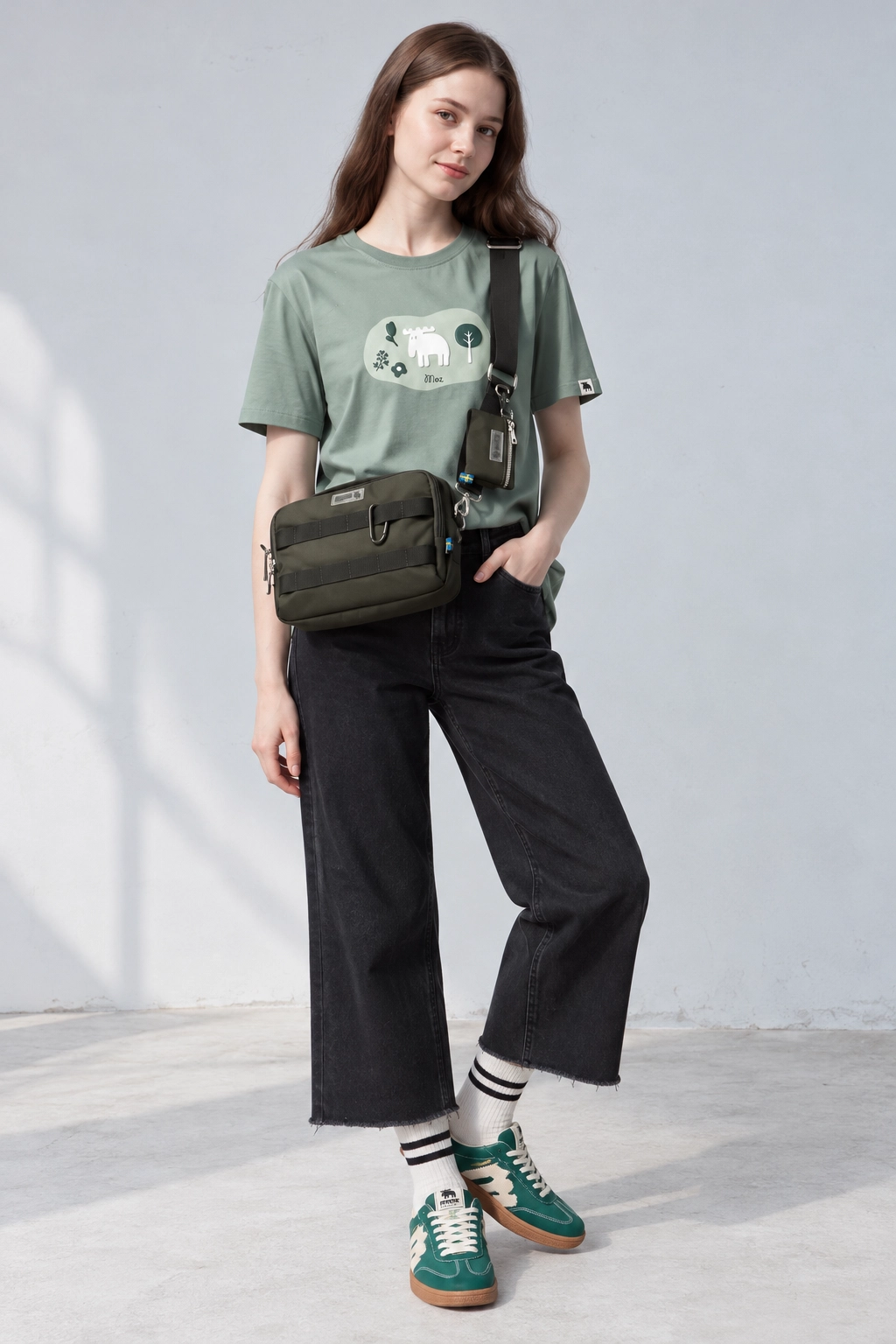 條紋上衣穿搭 Look 8 森林野餐：愛心駝鹿 100% 純棉條紋短 T、水洗鬆緊牛仔寬褲、經典再現 復古德訓鞋、防潑水城市探險斜背包 M