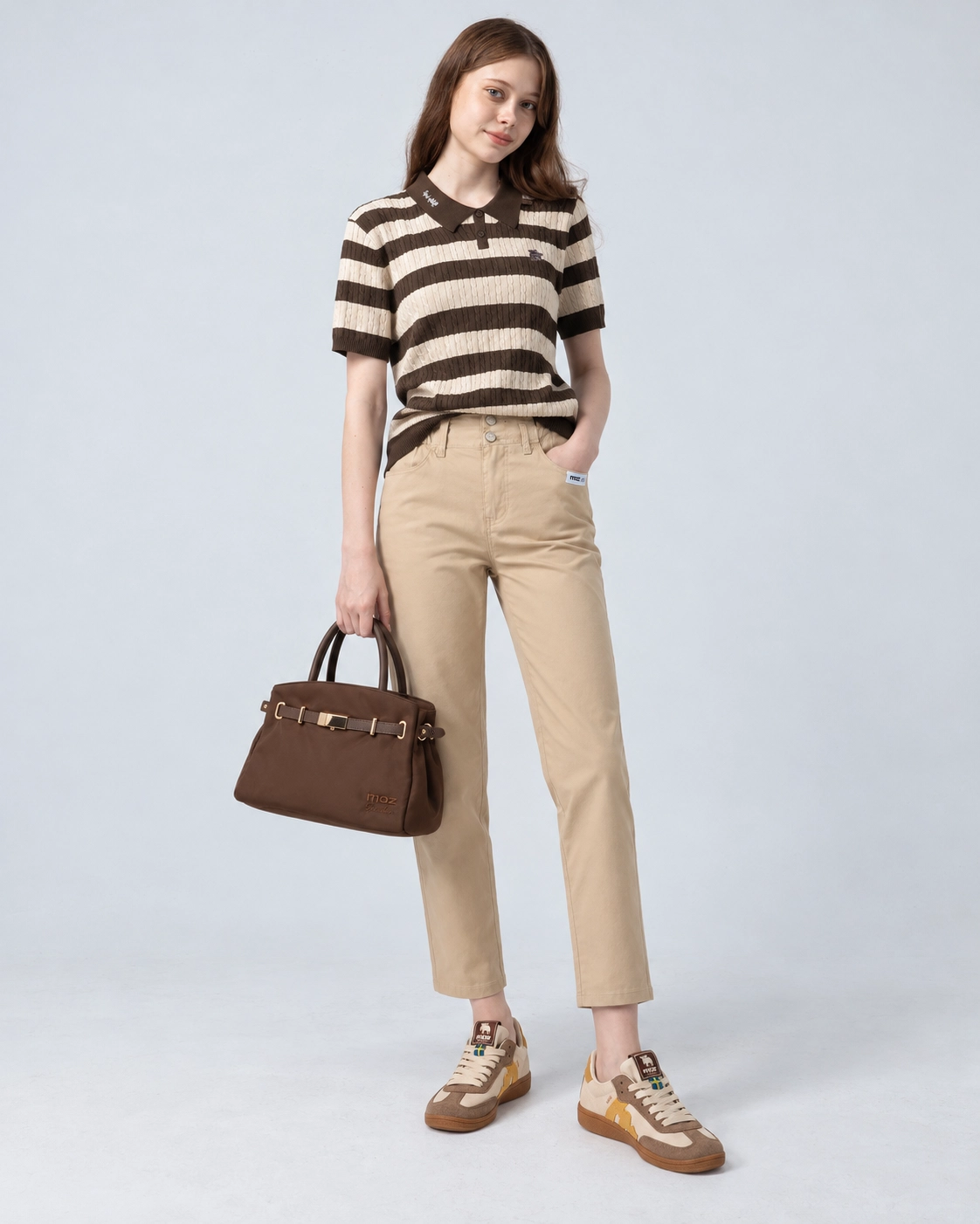 條紋上衣穿搭 Look 3 焦糖學院：冰絲 POLO 針織短 T、休閒高腰鬆緊花苞褲、經典再現 復古德訓鞋、防潑水皮革扣環斜背包