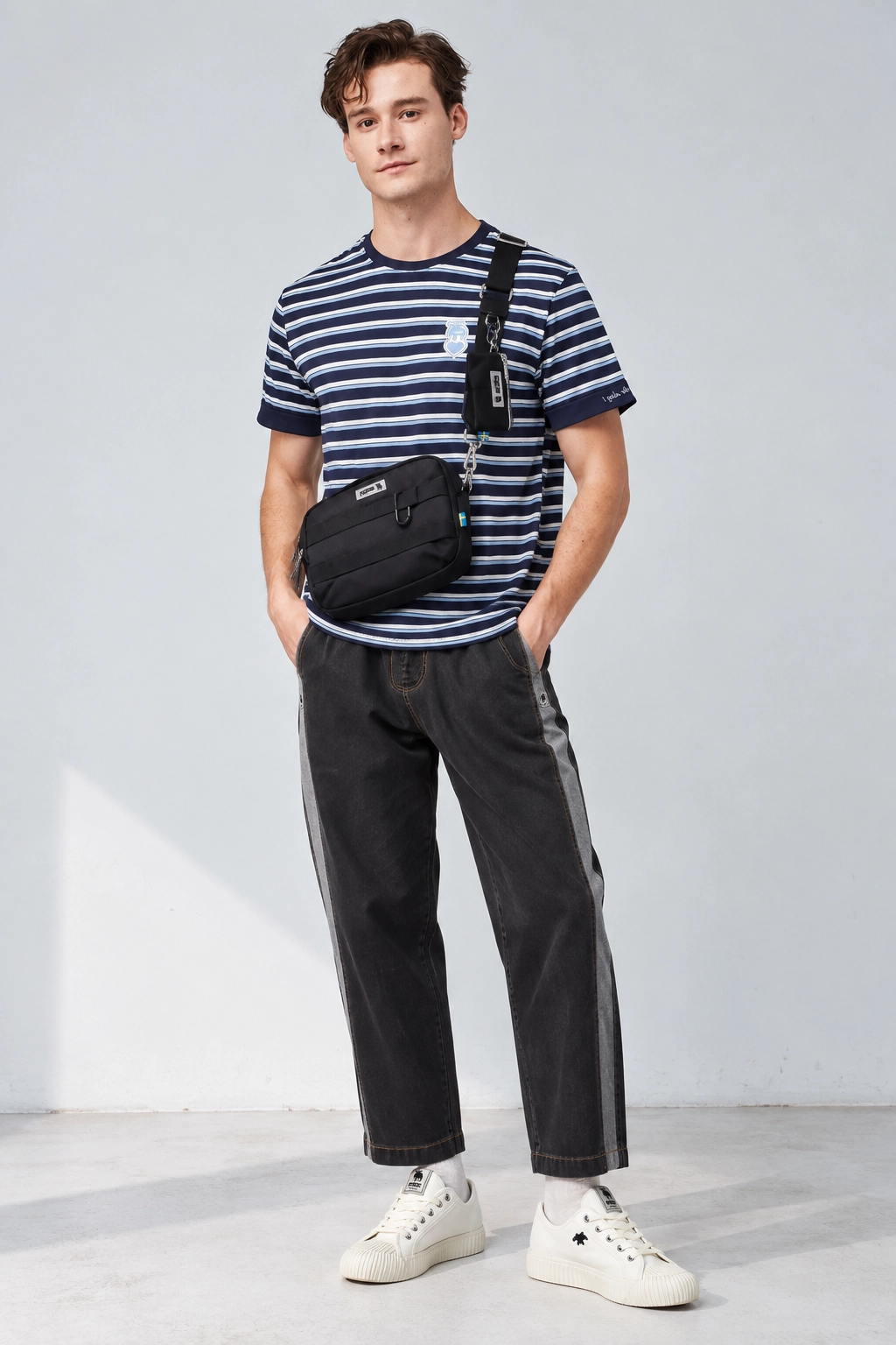 條紋上衣穿搭 Look 5 週末休閒：愛心駝鹿 100% 純棉條紋短 T 袖口反摺刺繡、拼接鬆緊牛仔自在寬褲、防潑水防汙皮質綁帶餅乾鞋、防潑水城市探險斜背包 M