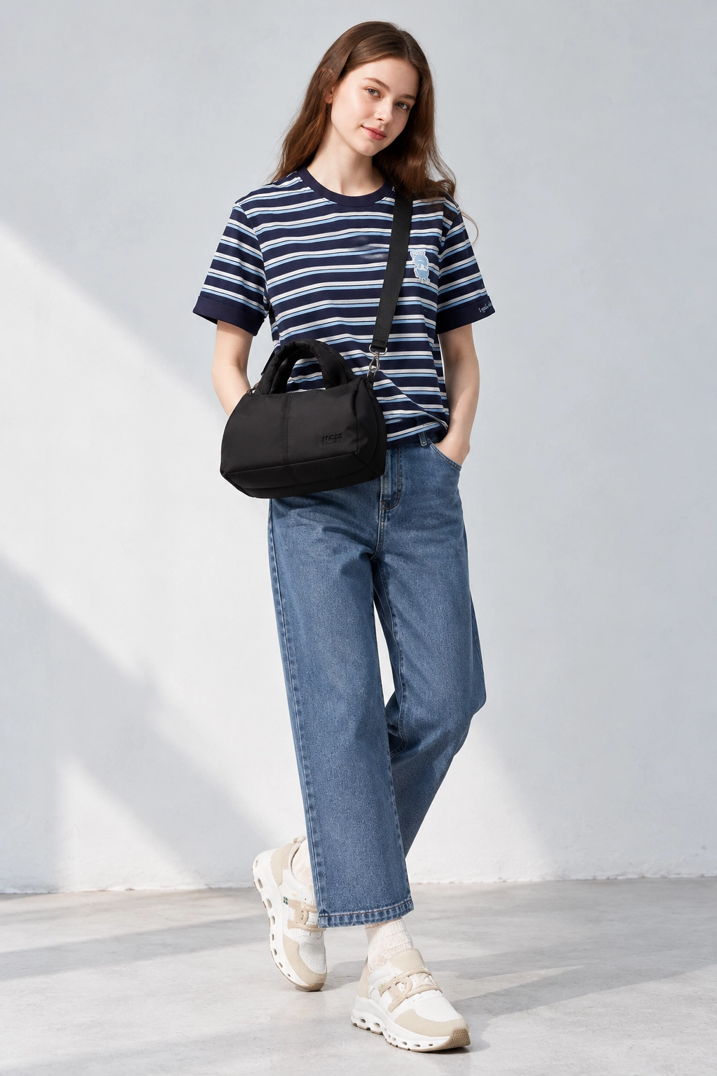 條紋上衣穿搭 Look 6 淺藍丹寧：愛心駝鹿 100% 純棉條紋短 T 袖口反摺刺繡、鬆緊牛仔口袋修身直筒褲、輕旅增高厚底小白鞋、防潑水打摺斜背包