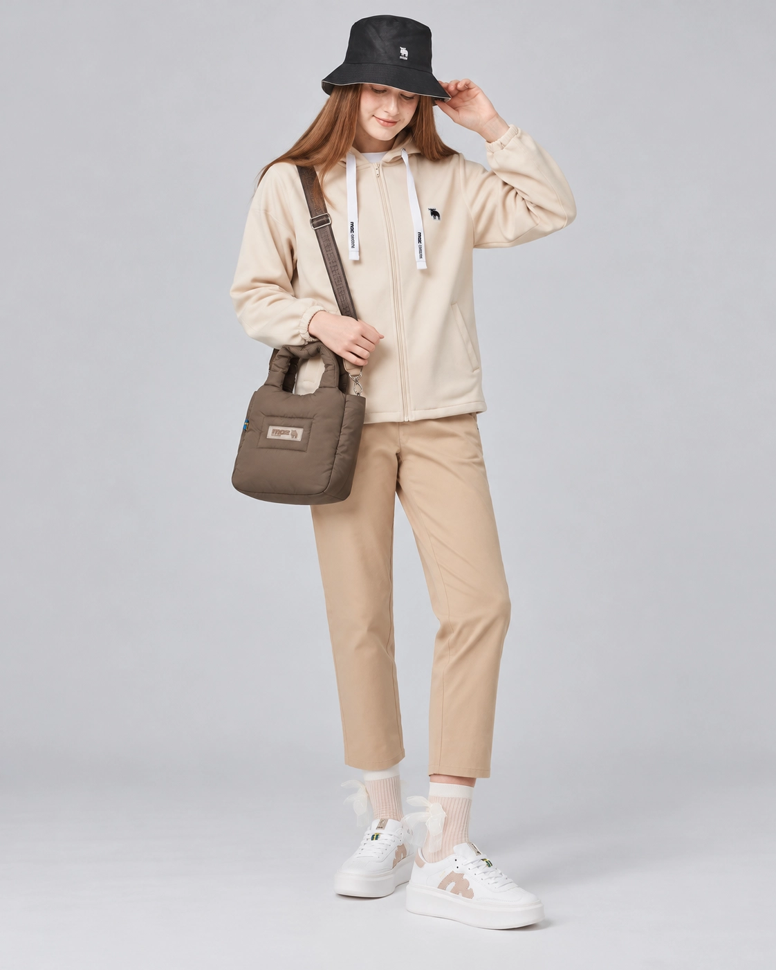 MOZ 2026 秋天穿搭 Look 9 奶油白 Egret：微刷毛科技複合外套、休閒高腰鬆緊花苞褲、輕旅增高厚底小白鞋、Light 空氣雲朵包 中