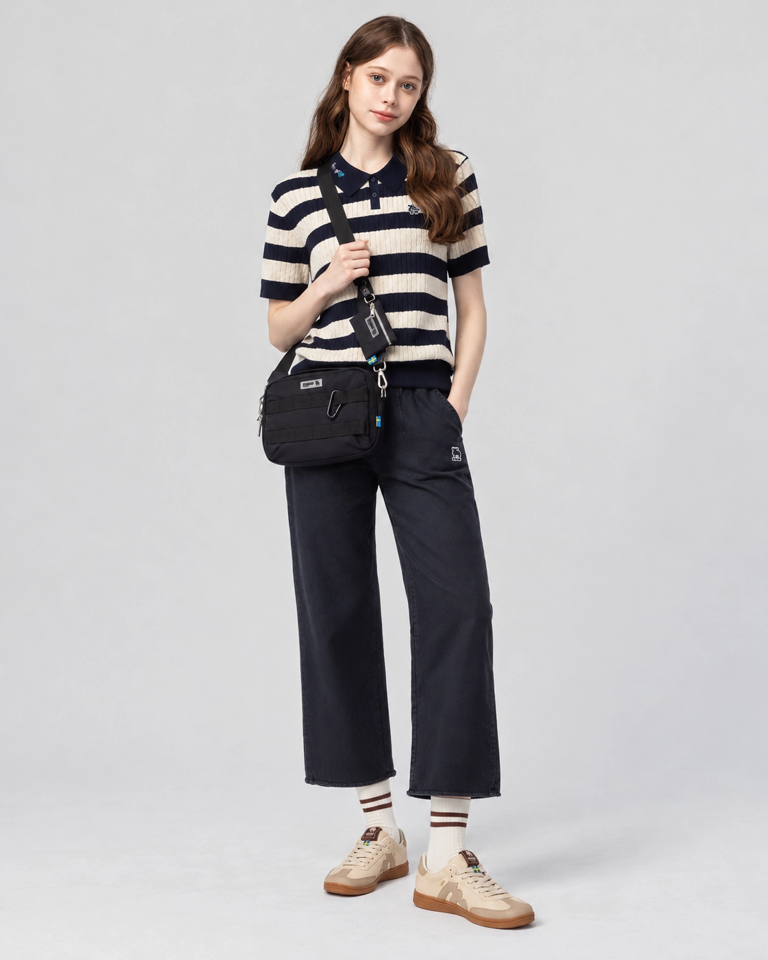 MOZ 2026 秋天穿搭 Look 10 海軍條紋：冰絲 POLO 針織短 T、水洗鬆緊牛仔寬褲、經典再現 復古德訓鞋、防潑水城市探險斜背包 M