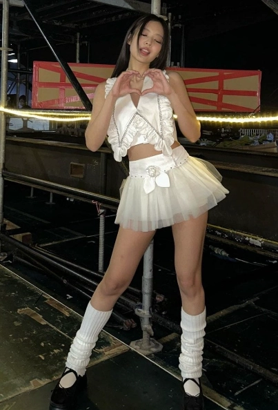 Blackpink Jennie 芭蕾舞平底鞋穿搭截圖